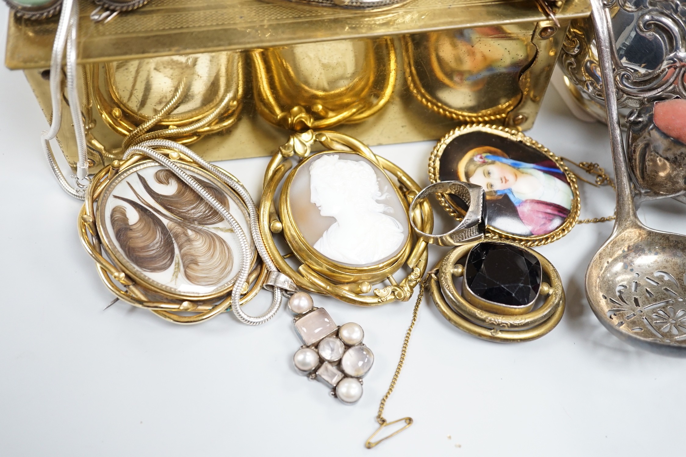 Mixed silver and jewellery items, including a George V silver mounted pig pin cushion, a Victorian silver cream jug, George III silver sifter spoon, fob seal, pendant's Victorian yellow metal niello and banded agate broo